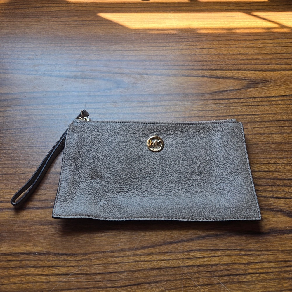 Michael Kors Jet Set Pebbled Leather Wristlet Clutch Taupe Gray Gold Tone Logo